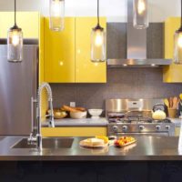 l'idée d'utiliser un beau jaune à l'intérieur de la photo de la pièce