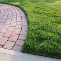 Un exemple d'utilisation de chemins de jardin lumineux dans l'aménagement paysager