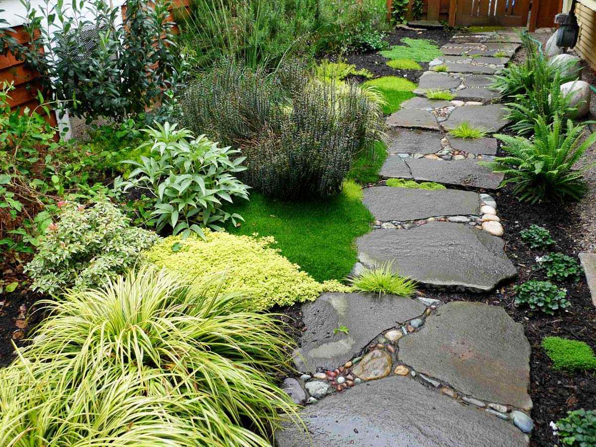exemple d'utilisation de chemins de jardin clairs dans l'aménagement paysager