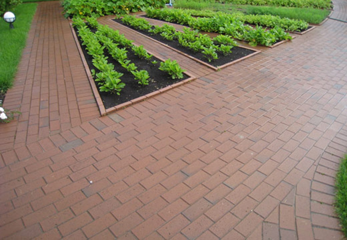 la idea de usar senderos luminosos en el jardín