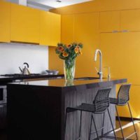 Un exemple d'utilisation de jaune vif dans la conception d'une pièce