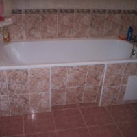exemple d'une conception inhabituelle de la pose de carreaux dans la photo de la salle de bain