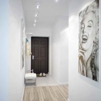 version du style lumineux du couloir dans une photo de maison privée
