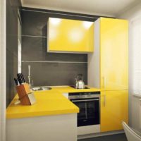 application de jaune vif dans la conception de la photo de l'appartement