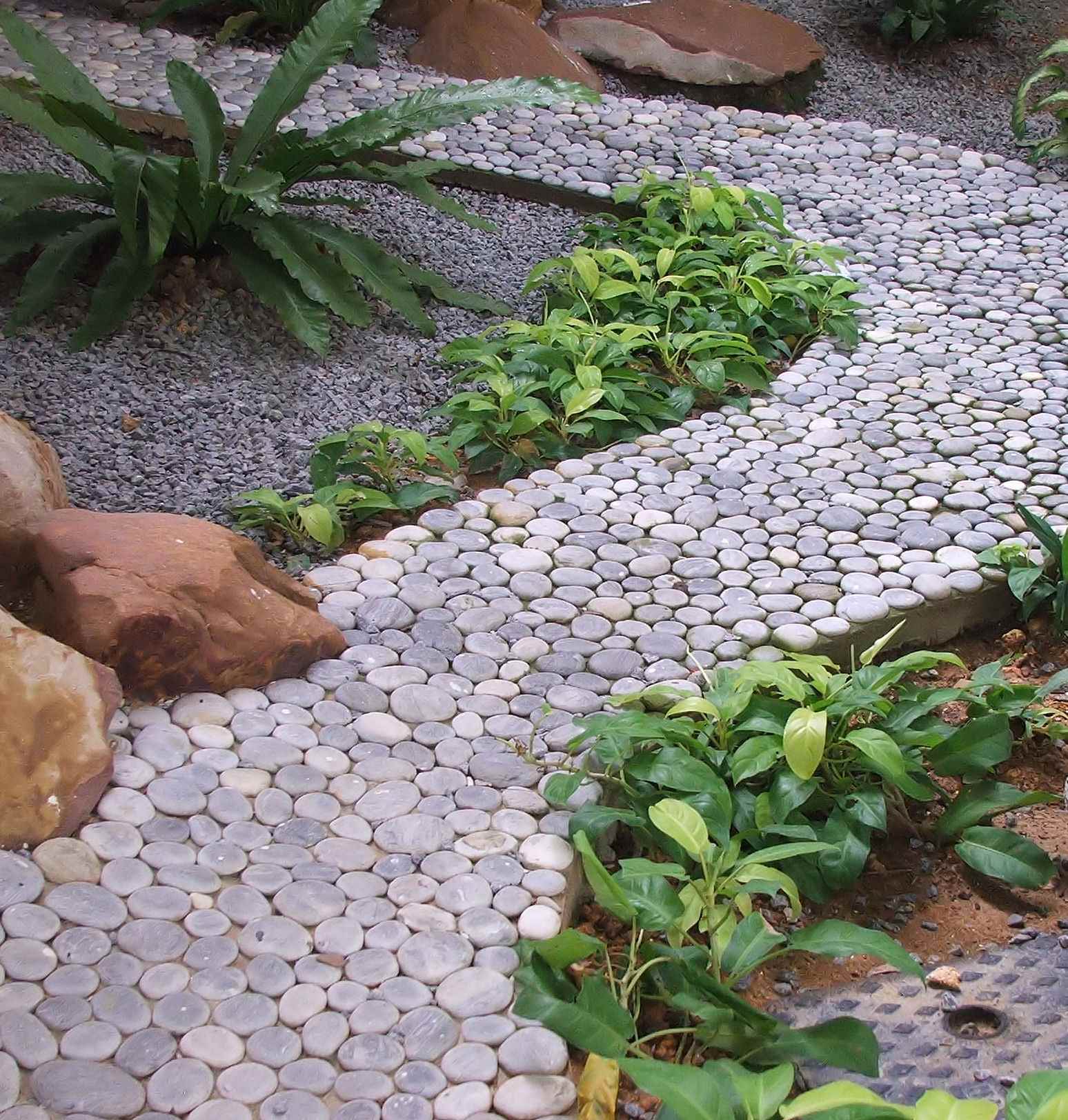 l'idée d'utiliser des allées de jardin lumineuses dans la conception de la cour