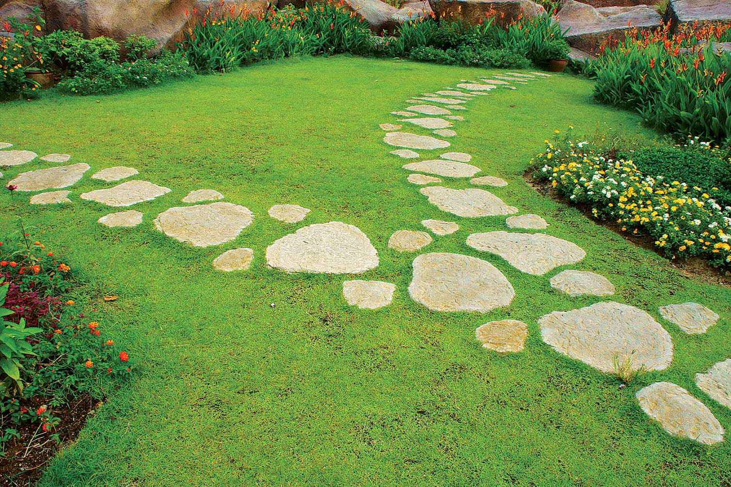 la possibilité d'utiliser de belles allées de jardin dans la conception de la cour