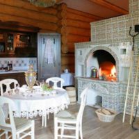 Exemple d'utilisation d'un poêle russe léger dans un intérieur moderne