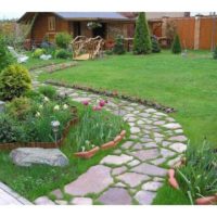 Un exemple de l'utilisation de chemins de jardin lumineux dans la conception de la cour photo