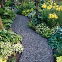 l'idée d'utiliser des allées de jardin légères dans l'aménagement paysager