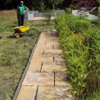 possibilité d'utiliser des chemins de jardin lumineux dans la conception de la cour photo