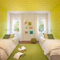 la possibilité d'utiliser une belle couleur jaune dans le décor de la photo de l'appartement