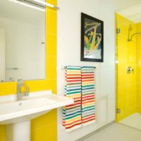 l'idée d'utiliser du jaune vif dans la conception de la photo de l'appartement