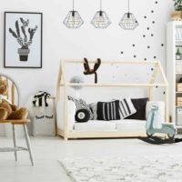 version du design inhabituel de la salle dans la photo de style scandinave