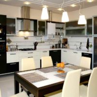 Un exemple de décor de cuisine lumineux de 12 m²
