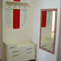 Un exemple de design lumineux d'une photo de petit couloir