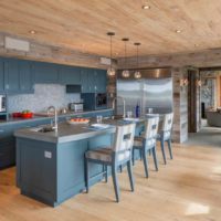 Un exemple de décor de cuisine clair dans une maison de campagne photo