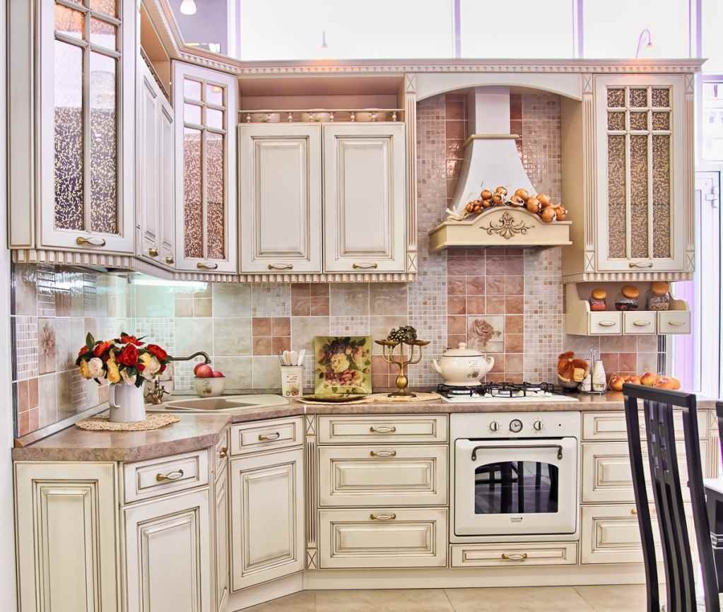 l'idée d'un design inhabituel de la cuisine dans un style classique