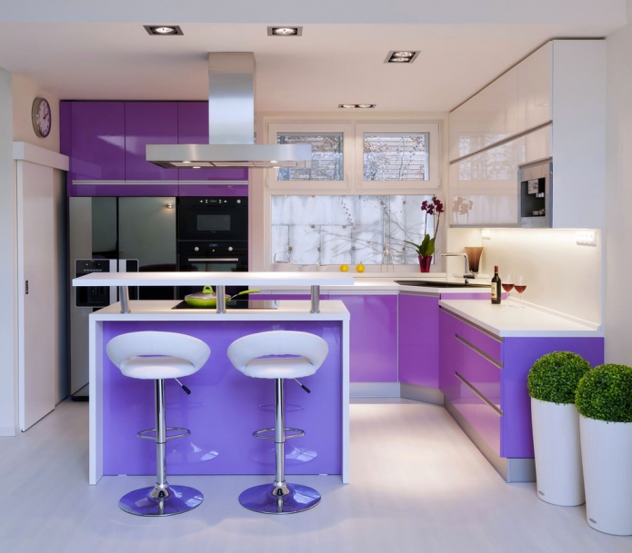 interior de cocina púrpura y blanco