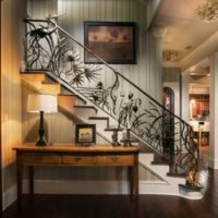 conception d'escalier dans une maison avec balustrade en fer forgé