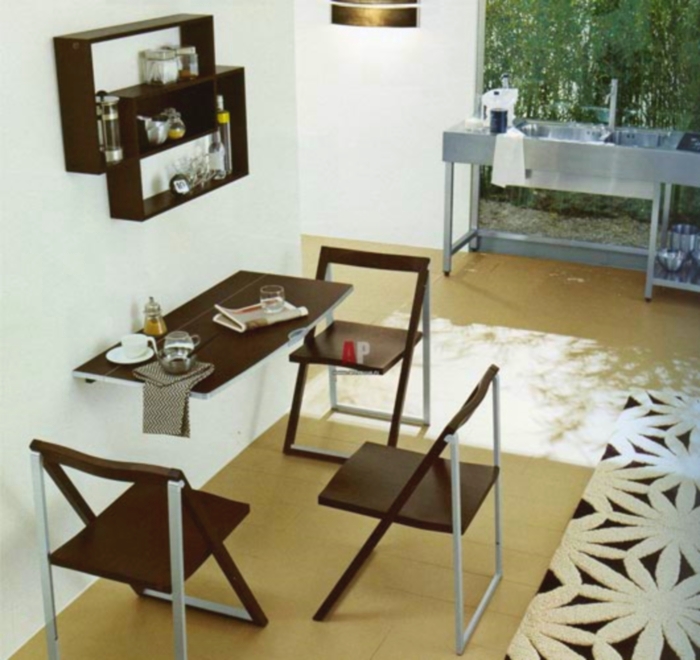 cocina con sillas plegables