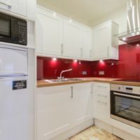 Cocina de 5 metros cuadrados con un delantal brillante