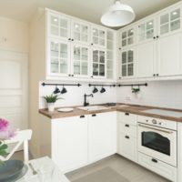 cocina de 5 metros cuadrados en colores blancos