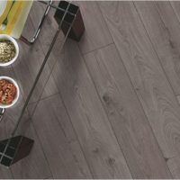 stratifié gris dans la salle à manger