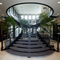 large escalier dans une maison privée