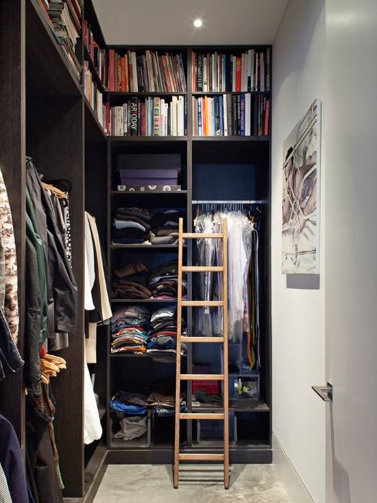 escalier dans l'armoire