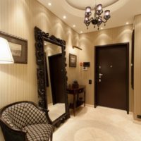 grand miroir dans le couloir