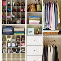 conception de dressing avec des étagères