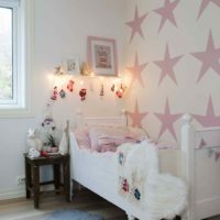 un exemple d'un intérieur inhabituel d'une chambre d'enfant pour une photo de fille
