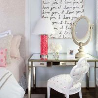 Un exemple de style lumineux d'une chambre d'enfants pour une photo de fille