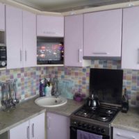 La opción de la decoración ligera de la cocina 10 sq. m. n series 44 imagen
