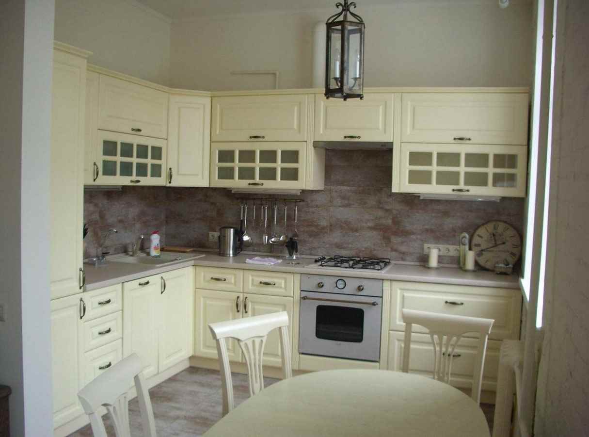 opción de un interior de cocina brillante de 10 metros cuadrados. n series 44