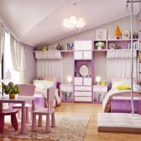 Un exemple d'un intérieur lumineux d'une chambre d'enfants pour une fille photo