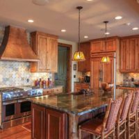 variante d'un beau style de cuisine dans une maison en bois