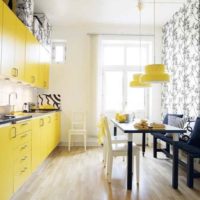 l'idée d'utiliser du jaune clair à l'intérieur de la photo de l'appartement