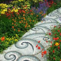 la idea de usar senderos de jardín brillantes photo
