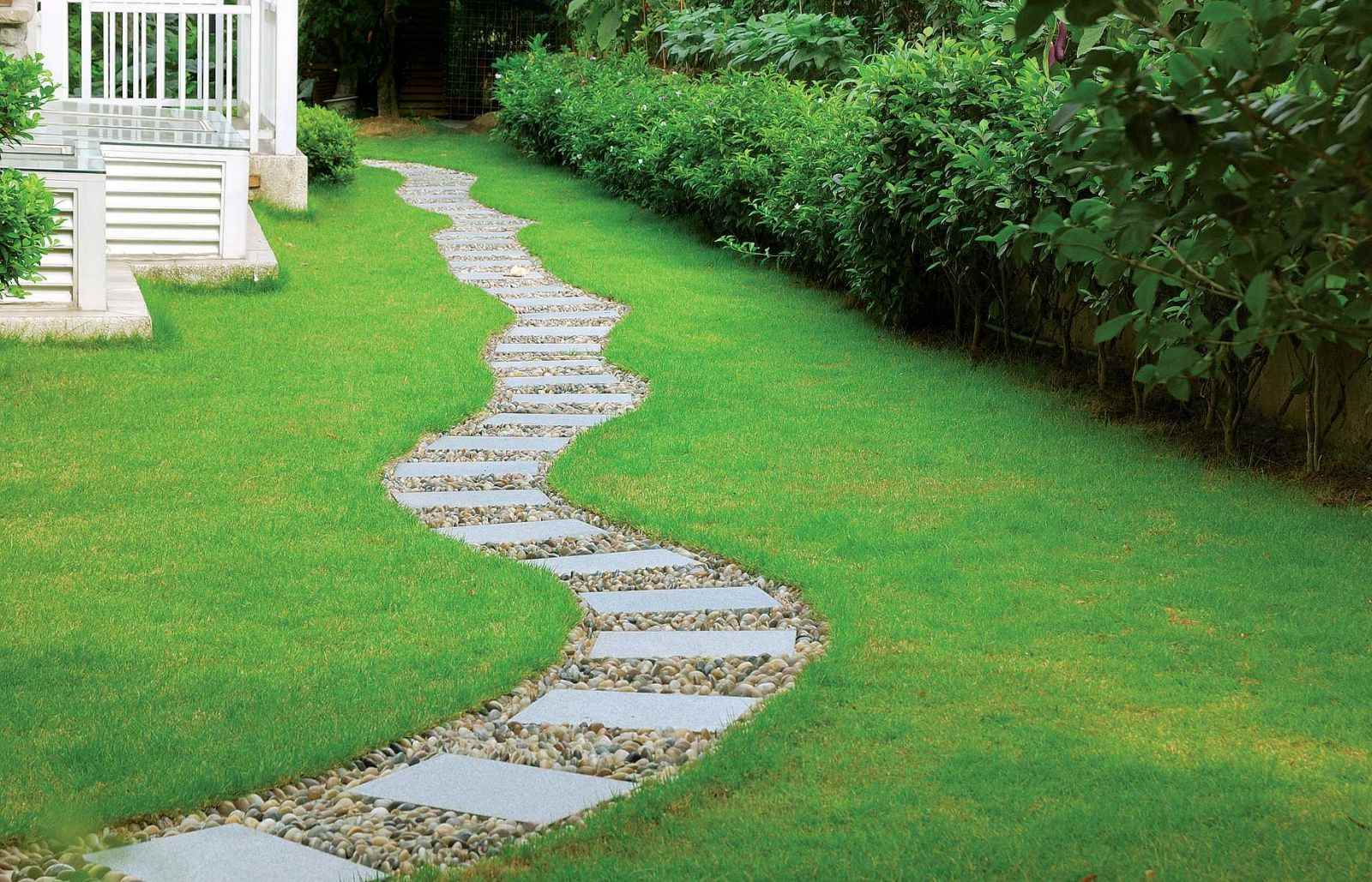 l'idée d'utiliser des allées de jardin légères dans l'aménagement paysager