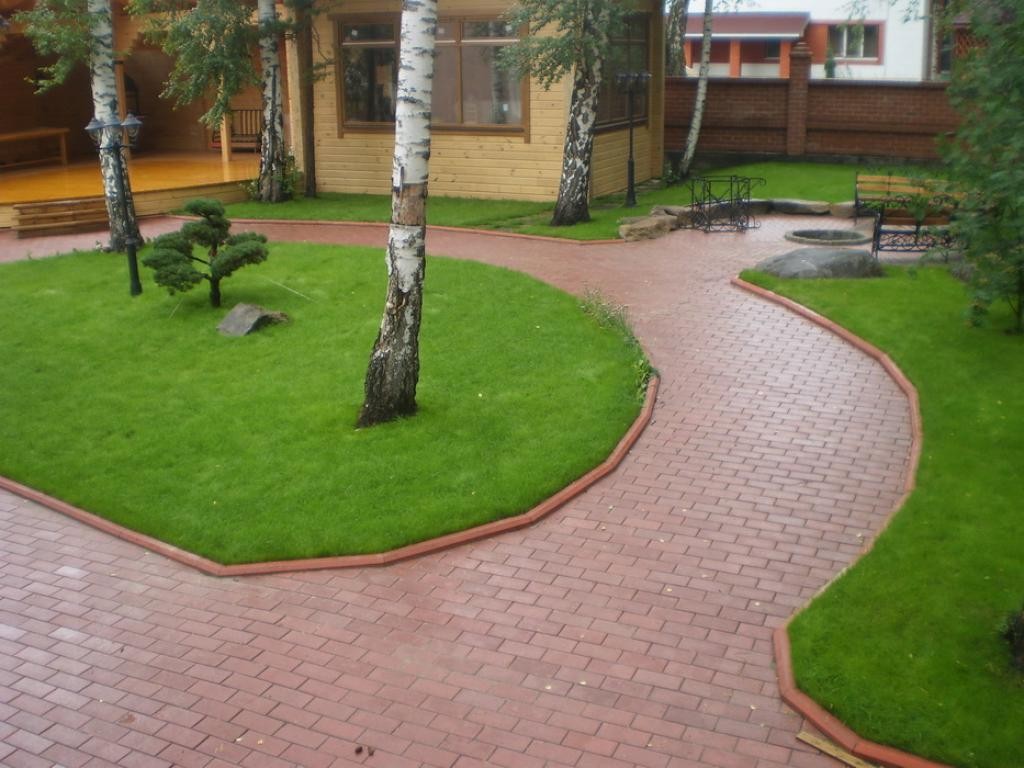 la idea de usar senderos luminosos en el jardín