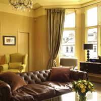 Exemple d'application d'un jaune vif à l'intérieur d'une photo d'appartement