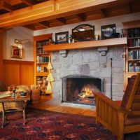Un exemple d'utilisation d'un poêle russe lumineux dans un décor moderne