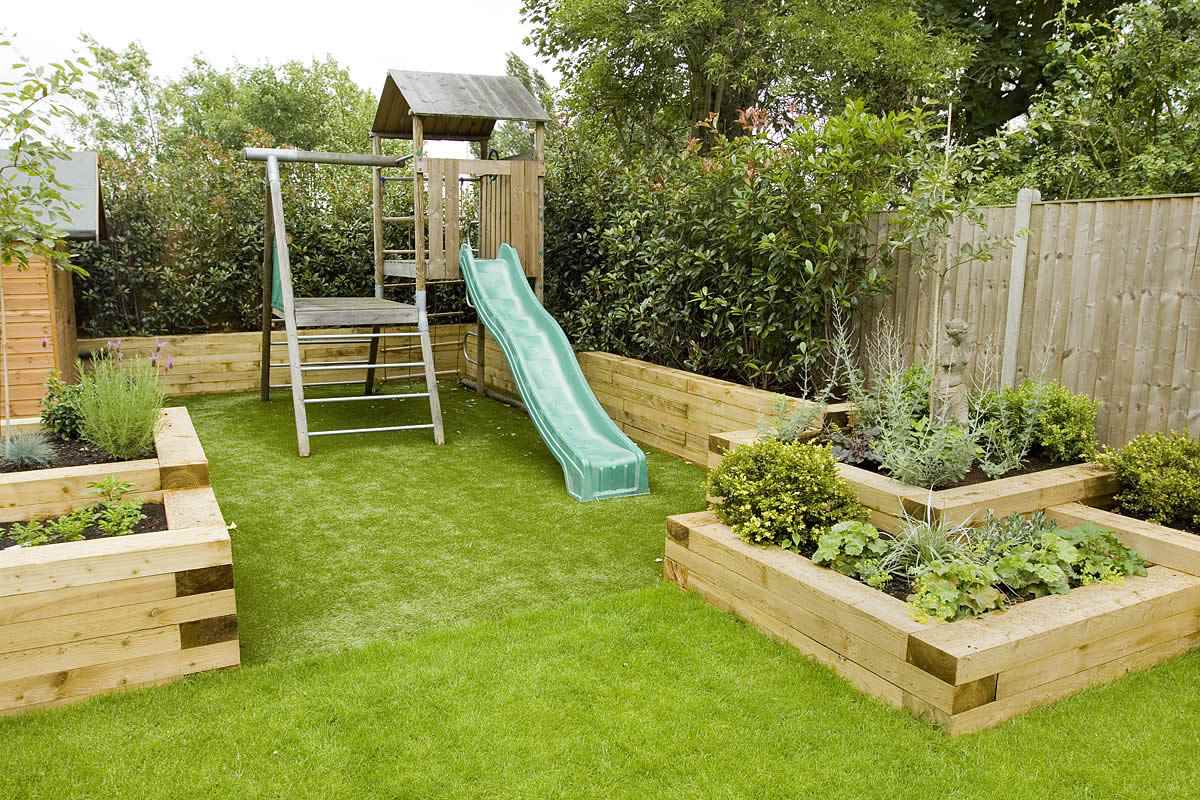 version du design inhabituel du jardin de devant dans une cour privée