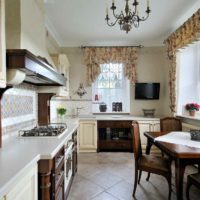 Un exemple d'un intérieur de cuisine lumineux dans une maison de campagne photo