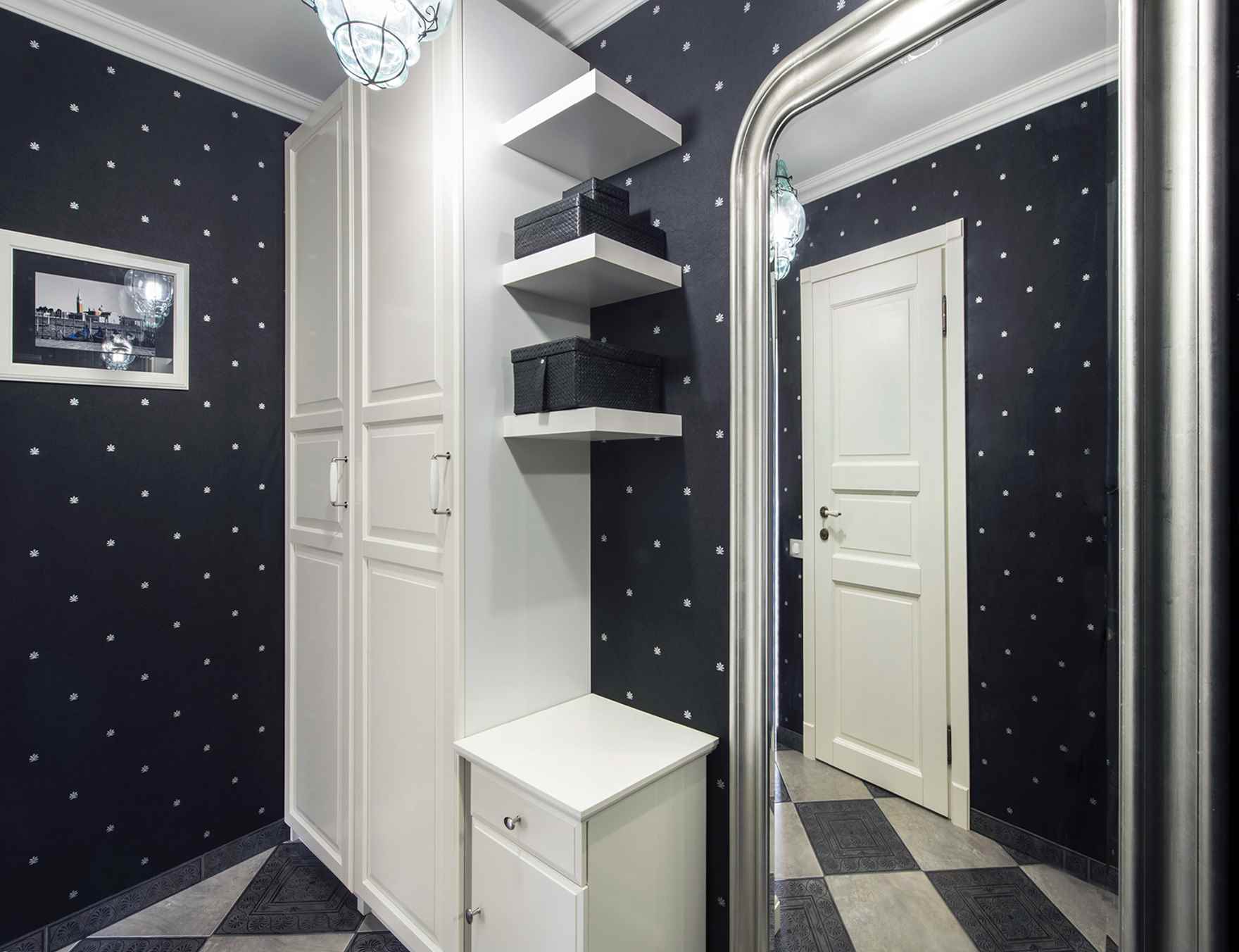 l'idée d'un couloir intérieur lumineux dans une maison privée
