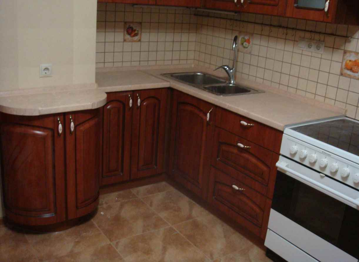 Un ejemplo de un estilo de cocina inusual es de 10 metros cuadrados. n series 44