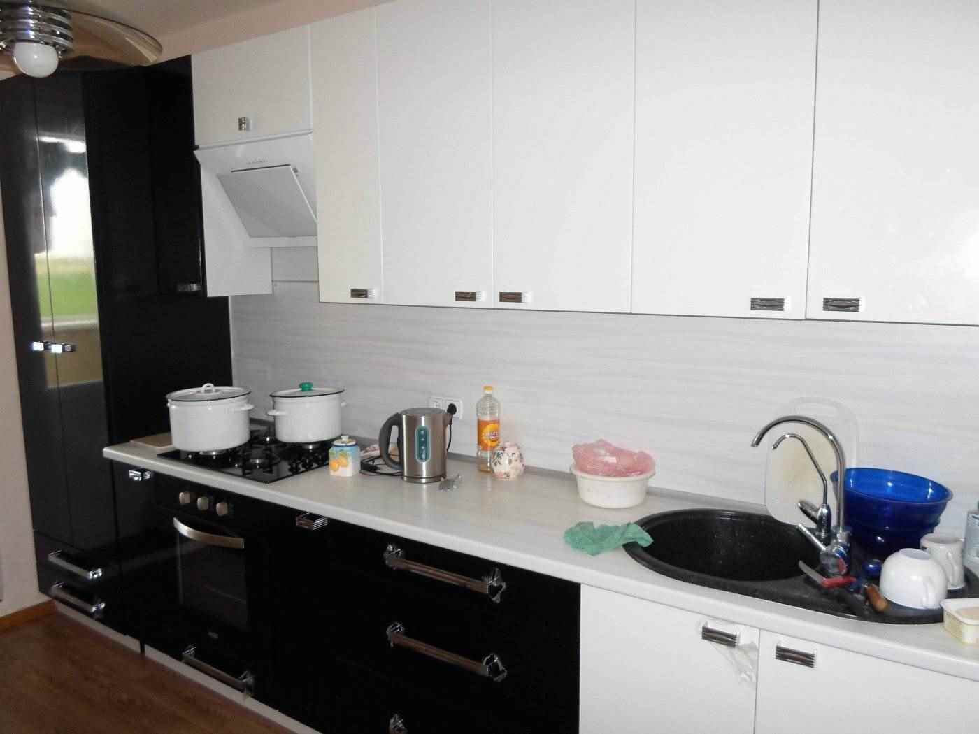 Exemple de cuisine lumineuse de 13 m²