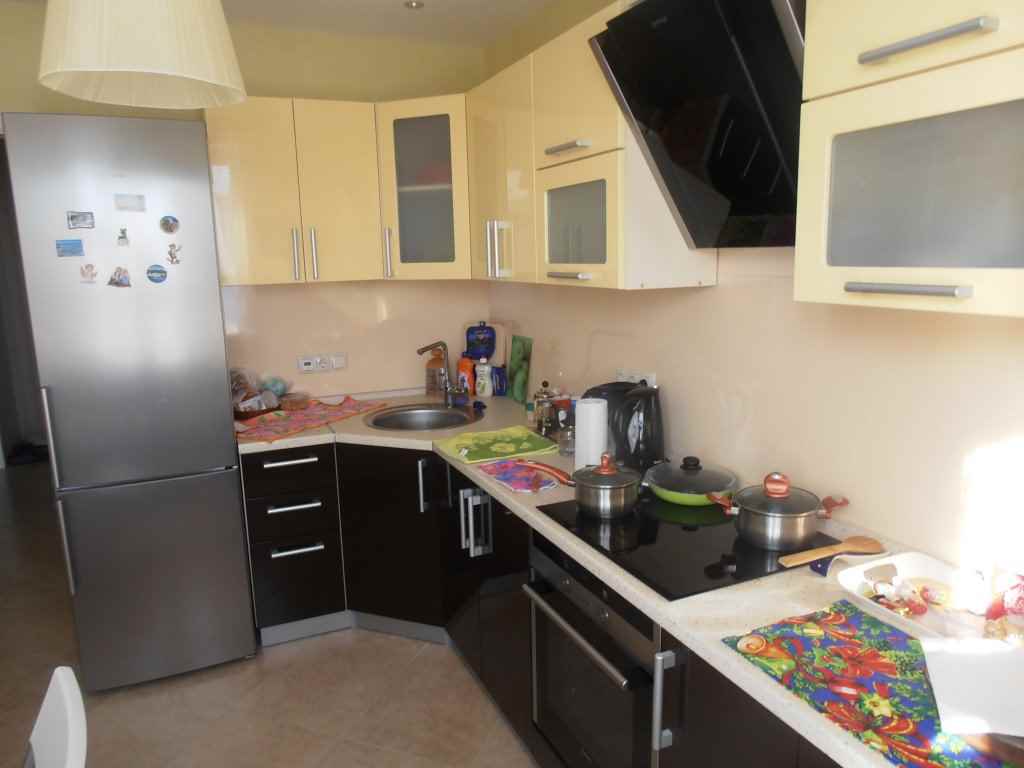 La idea de una cocina de estilo brillante de 10 m2. n series 44