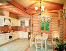 Un exemple de style de cuisine lumineux dans une maison en bois